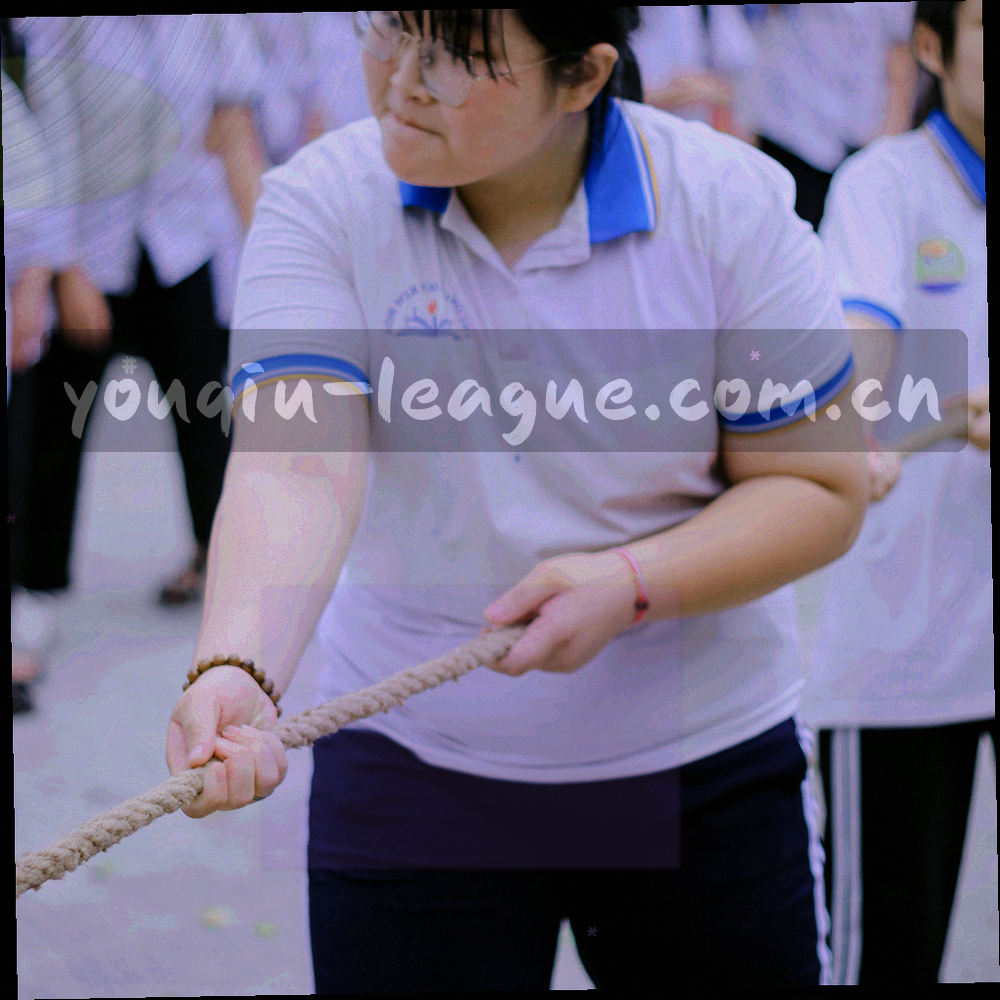 深绿底上的手绘战术板线条与箭头，表现跑位方向